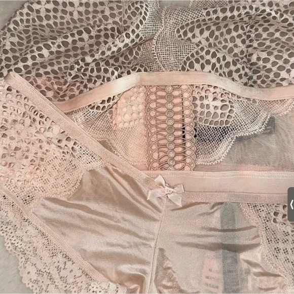 Victoria’s Secret Very Sexy Lacey bralette size L and Cheeky Panties M ❤️ - Picture 4 of 12